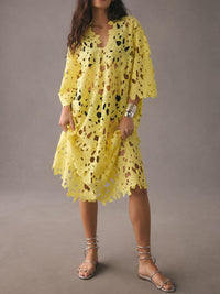Raquel - Langärmliges Midikleid mit floralen Ösen in Gelb