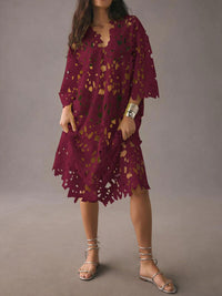 Raquel - Langärmliges Midikleid mit floralen Ösen in Weinrot