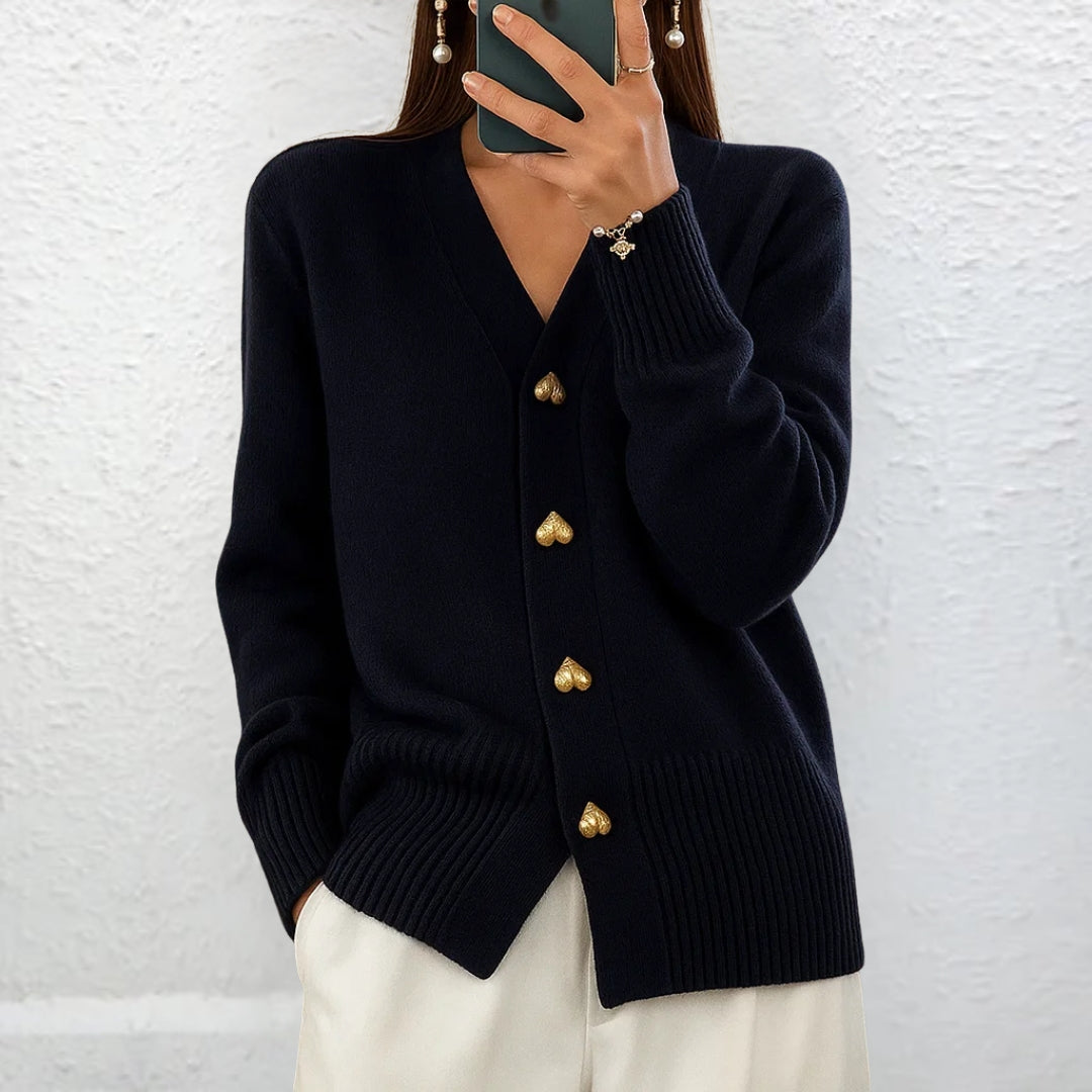 Lydia™ | Eleganter Pullover mit Herzknöpfen