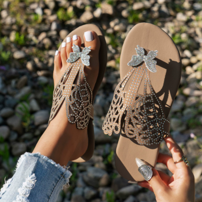 Papillon™ – Schmetterlingsverzierte Sommerschlappen