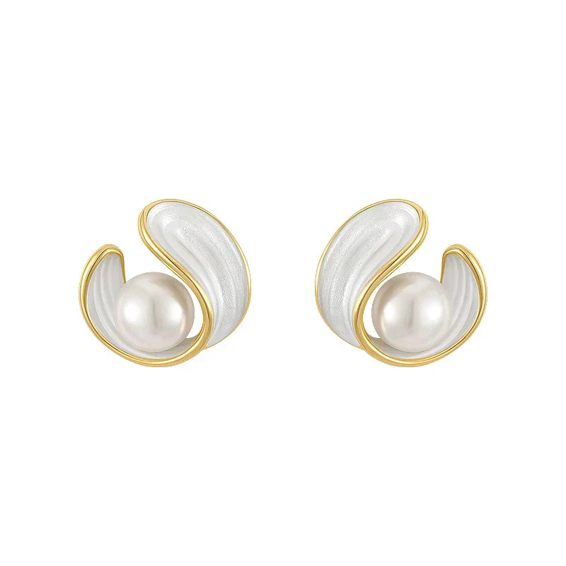 Luxuriöse Ohrringe mit weißem Opal und Perle in Gold