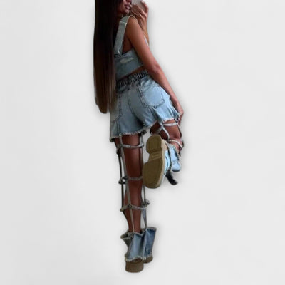 Gaia - Schickes hellblaues Denim-Crop-Top mit Trägerdetails und zerrissenen Shorts Set