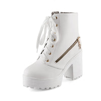 Britisch inspirierte Retro-Martin-Stiefel mit zeitloser Eleganz in Weiß