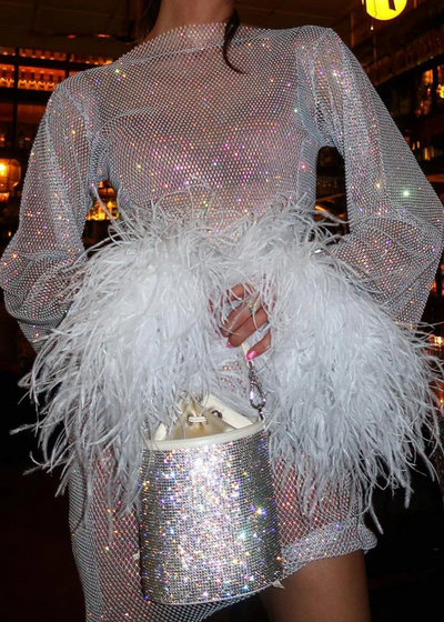 ODESSA | Metallisches Minikleid mit Transparenten Bündchen und Federn