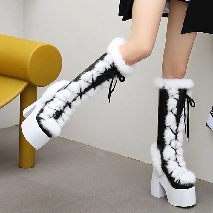 Damen Plateau-Stiefel – Extravagante Kniehohe Stiefel mit Kunstfell und Schnürung - Weihnachten