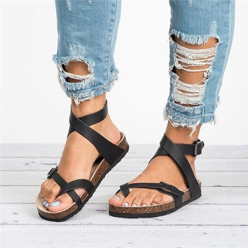 Leonora – Lässige, flache Sandalen mit böhmischen Kreuzriemen für Damen | Bequeme Riemchensandalen für den Sommer mit Schnalle