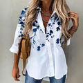 Weiß mit blauem und lila Blumenmuster