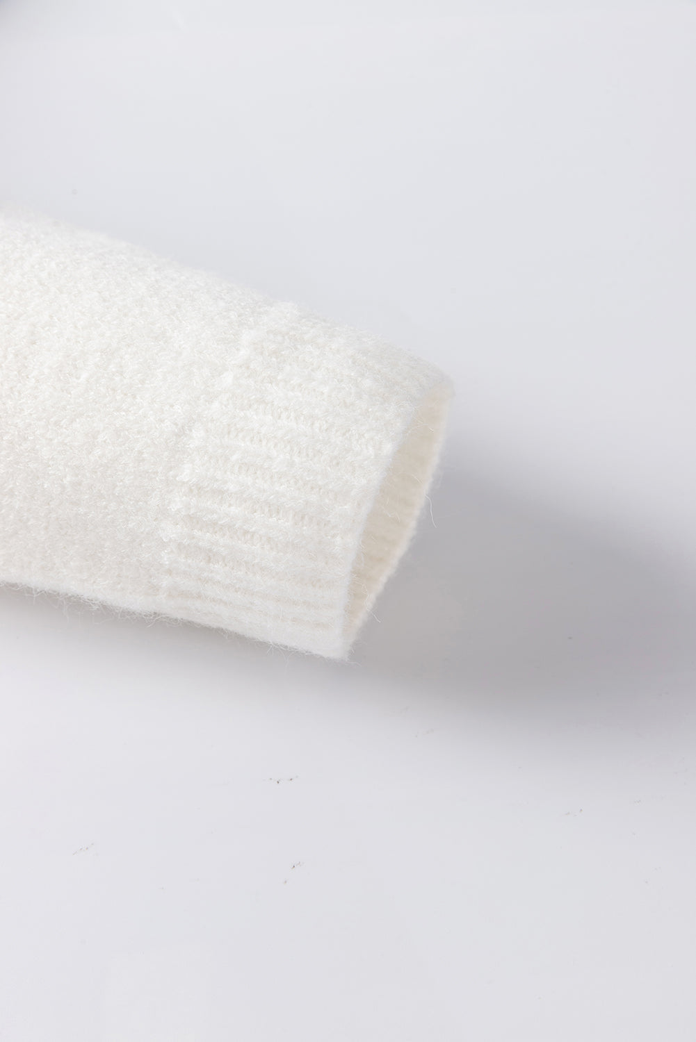 Arielle - Niedliche, gestrickte Strickjacke mit Blumenmuster und Knöpfen