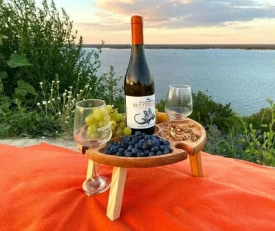 Holztisch für die Außennutzung mit klappbarem Design und Glashalter