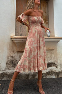 Vee - Schulterfreies, gesmoktes Midikleid in Rosa