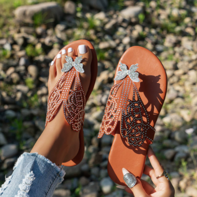 Papillon™ – Schmetterlingsverzierte Sommerschlappen