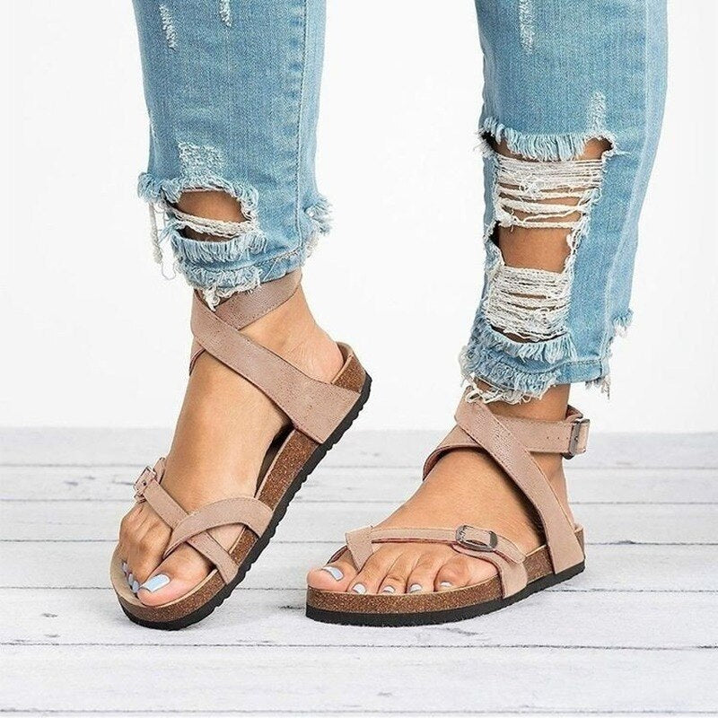 Leonora – Lässige, flache Sandalen mit böhmischen Kreuzriemen für Damen | Bequeme Riemchensandalen für den Sommer mit Schnalle