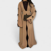Jasmin - Elegantes Set aus Cardigan und Kleid mit Schleifenakzent in Camel