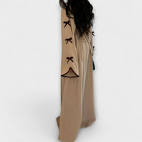 Jasmin - Elegantes Set aus Cardigan und Kleid mit Schleifenakzent in Beige