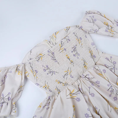 Nancy - Kleines Wickelkleid mit Blumenausschnitt