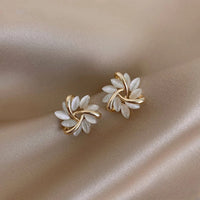 Elegante Goldohrringe mit exquisiten Opal-Blütenmotiven in Gold