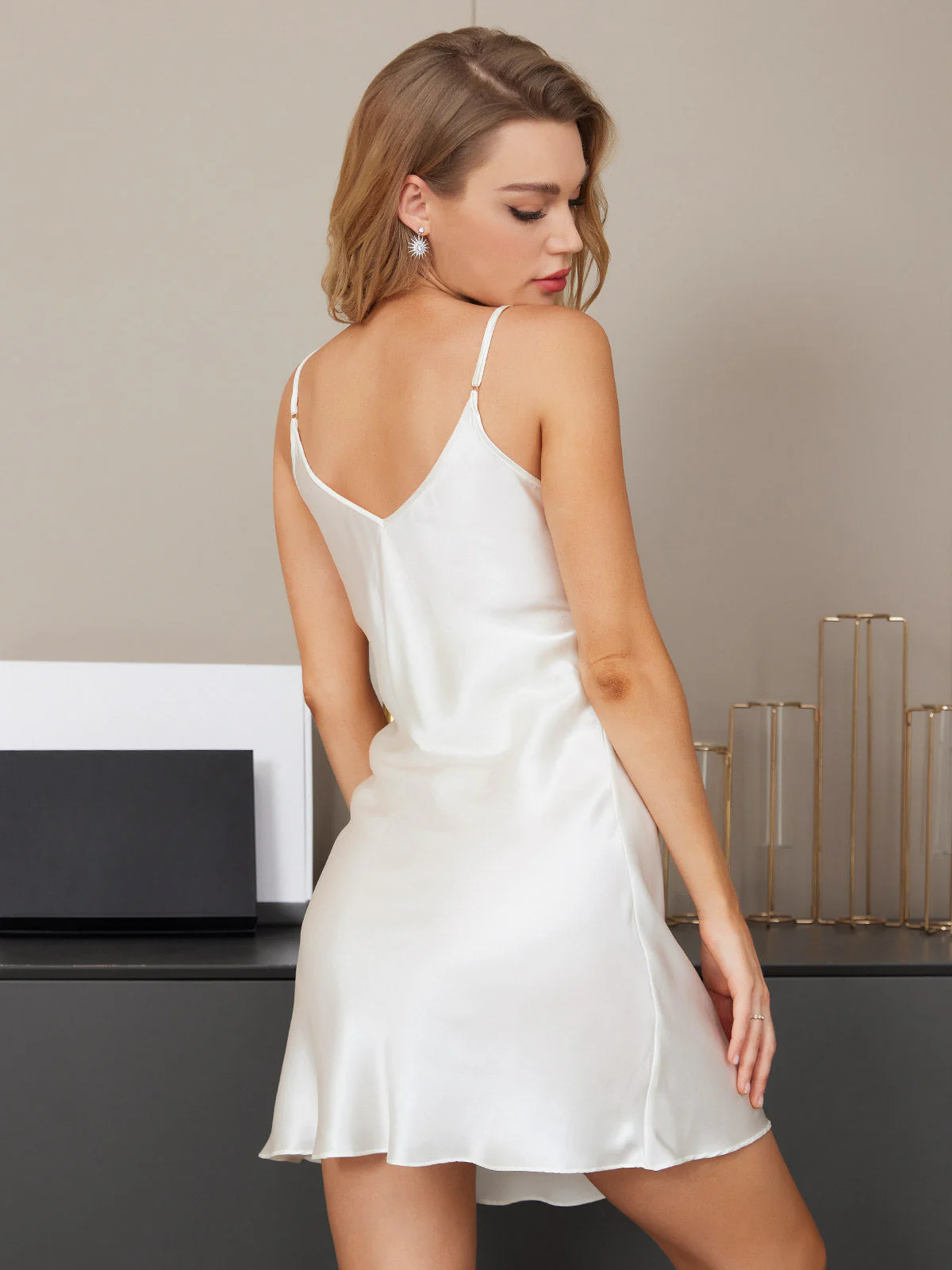 Elena | Luxuriöser Seiden-Nachtkleid mit Spitzenakzenten und verstellbaren Spaghettiträgern