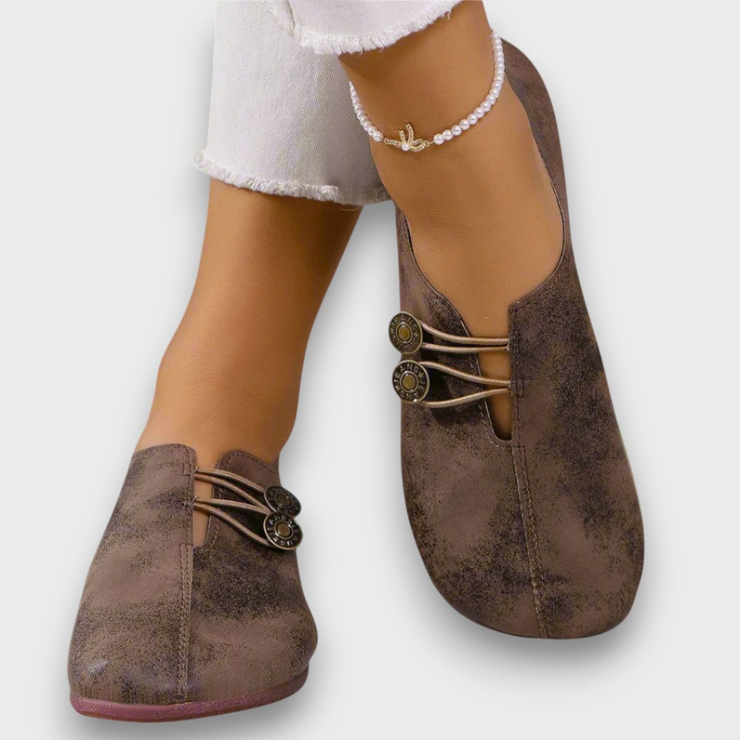 Elvire – Klassische Wildleder-Mokassins mit Knopfdetail