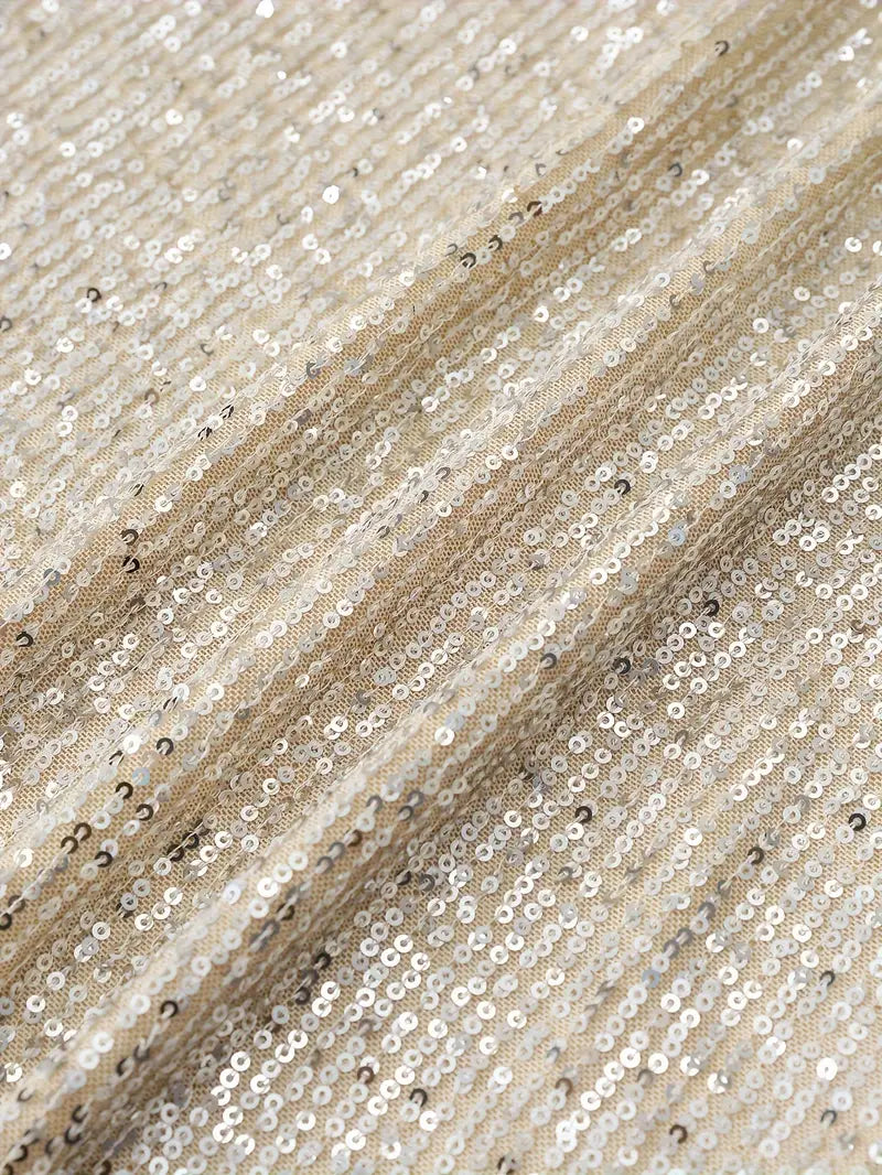 Glamouröses Paillettenkleid mit Kontrast für unvergessliche Partynächte