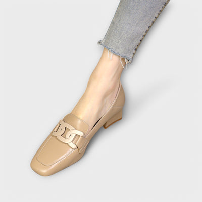 Almira – Elegante Loafers mit Statement-Kette