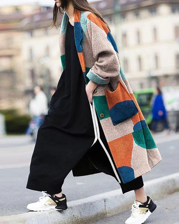 Eleganter Damenmantel mit langem Revers und praktischen Taschen