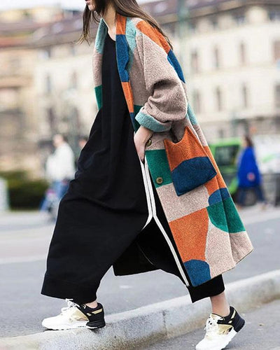 Eleganter Damenmantel mit langem Revers und praktischen Taschen