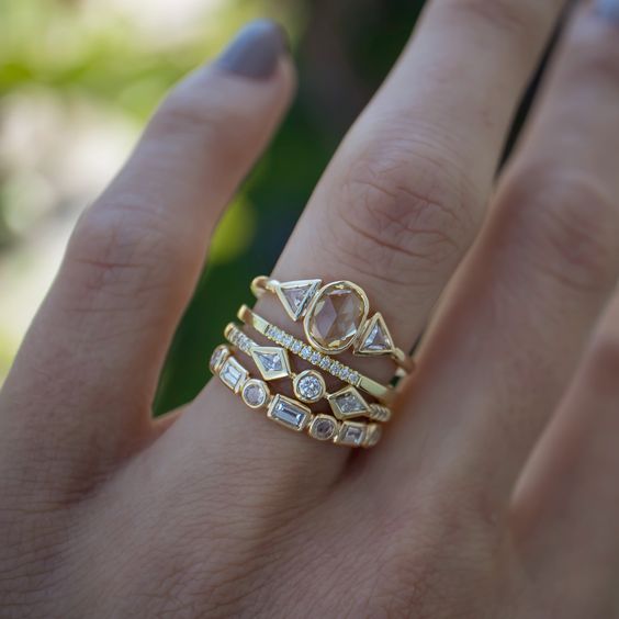 Goldener, glänzender Ring im Vintage-Stil