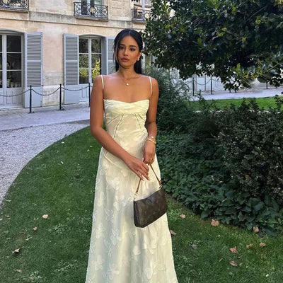 Schulterfreies Jacquard-Maxikleid mit zartem Blumenmuster für stilvolle Herbstabende