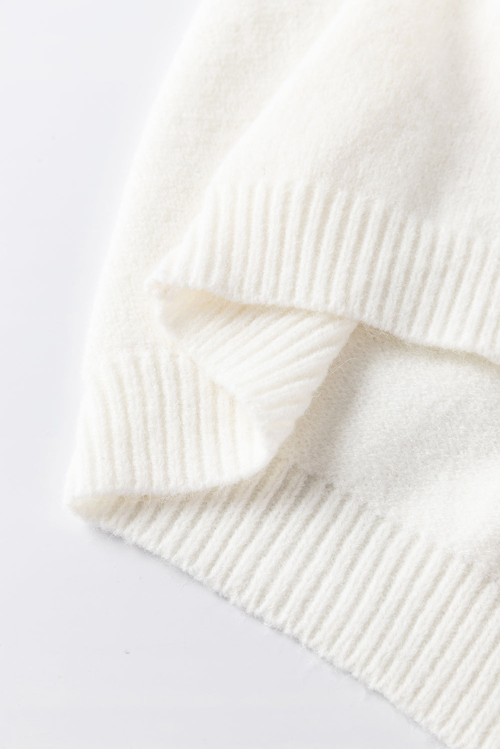 Arielle - Niedliche, gestrickte Strickjacke mit Blumenmuster und Knöpfen