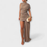 Liliane – Schmal geschnittenes Plisseekleid mit Rundhalsausschnitt in Khaki