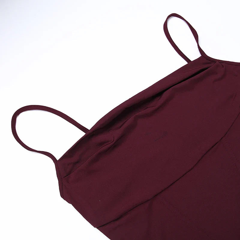 Elegantes tailliertes langes Damenkleid mit dünnen Trägern