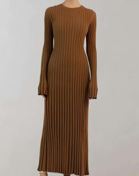 Adley - Langes figurbetontes Kleid mit Rundhalsausschnitt und Rippstrick Kleid in Kamel Kaffee-Stil