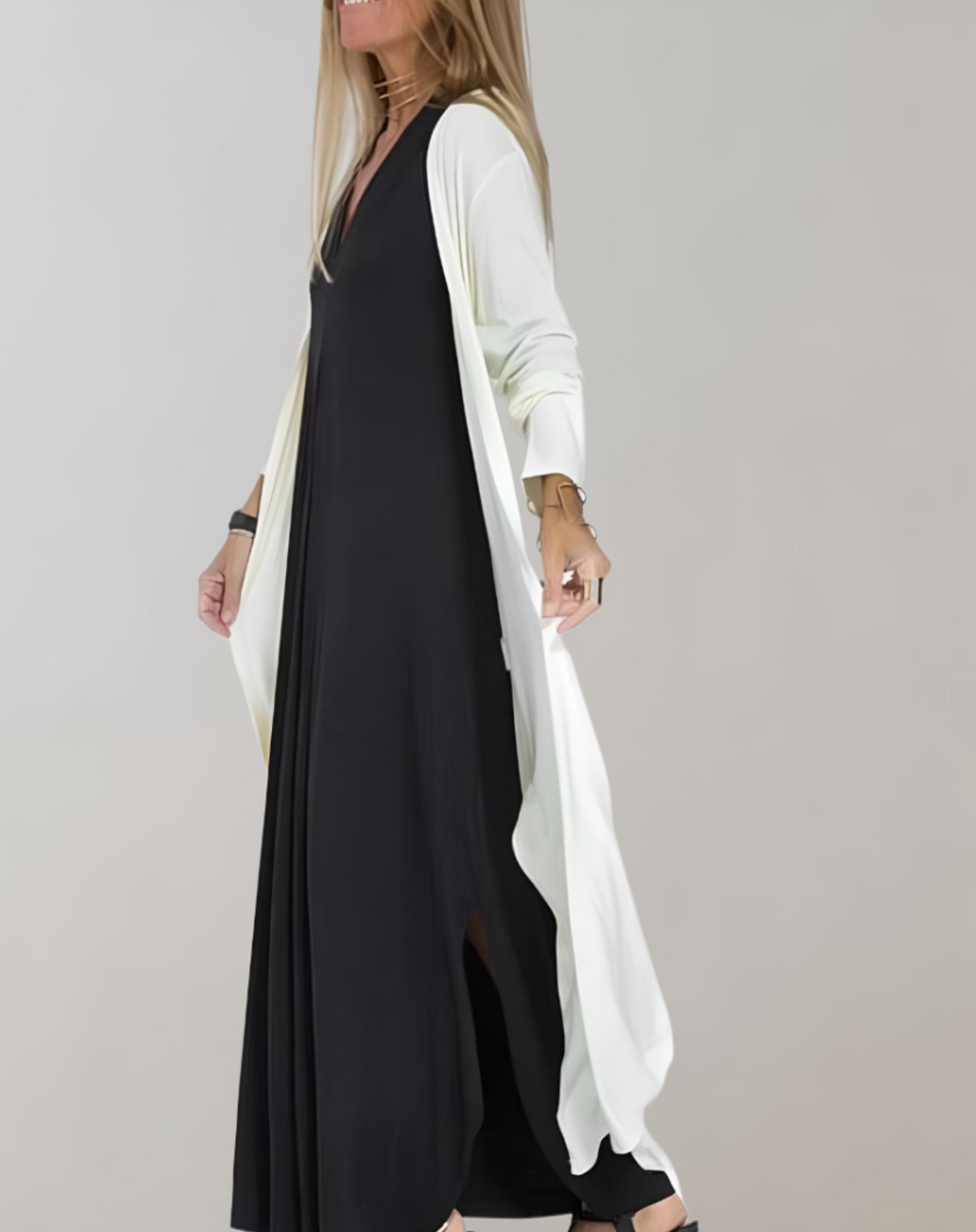 Arna -  Kleid mit tiefem V Ausschnitt und fließendem Stoff kleid