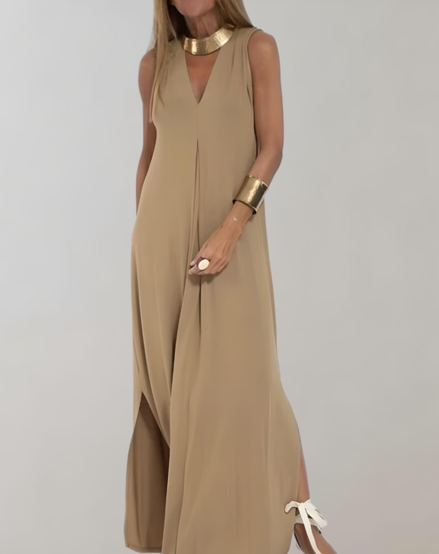 Arna -  Kleid mit tiefem V Ausschnitt und fließendem Stoff kleid