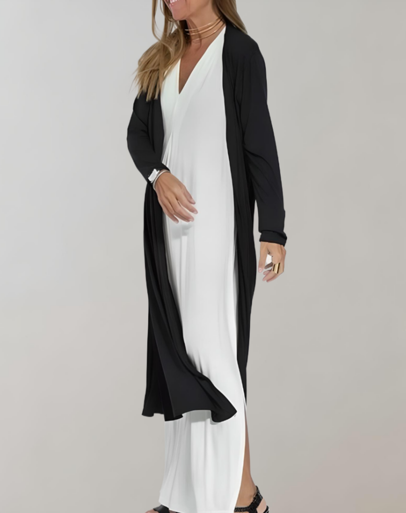 Arna -  Kleid mit tiefem V Ausschnitt und fließendem Stoff kleid