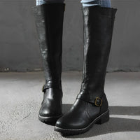 Victoria - Lange Stiefel mit Metallschnalle in Schwarz