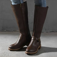 Victoria - Lange Stiefel mit Metallschnalle in Dunkelbraun