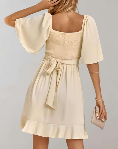 Caroline - Beigefarbenes Mini Rüschenkleid mit halblangen Ärmeln und Faltendesign Kleid