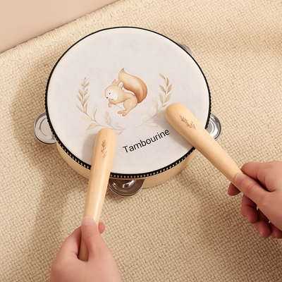 Cartoon-Holztrommel – Handglocke mit Eichhörnchen-Rassel und Griff