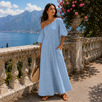 Carla | Gestreiftes Maxikleid mit asymmetrischem Ausschnitt in Blau