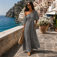 Carla | Gestreiftes Maxikleid mit asymmetrischem Ausschnitt in Schwarz