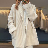 Damen Oversize Strick-Cardigan mit V-Ausschnitt und Taschen für Herbst und Winter in Elfenbein