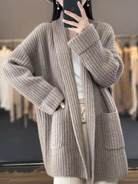 Damen Oversize Strick-Cardigan mit V-Ausschnitt und Taschen für Herbst und Winter in Kamelbraun