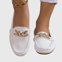 Damen Slip-On Loafer mit Kettendetail – Elegante und Bequeme Sommerschuhe in Weiß