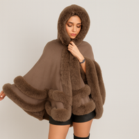 Friedela | Cape-Mantel mit flauschigem Besatz und Kapuze in Übergröße in Khaki