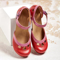Darcey - Vintage-inspirierter Stil mit einer Retro-Ästhetik Sandalen Damen | Klassischer Riemen über dem Spann in Rot