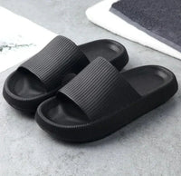 Komfortable Dämpfende Slippers - Nora in Schwarz