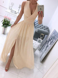 Elegantes, fließendes Chiffonkleid mit V-Ausschnitt und seitlichen Schlitzen für besondere Anlässe in Khaki