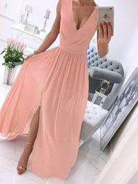 Elegantes, fließendes Chiffonkleid mit V-Ausschnitt und seitlichen Schlitzen für besondere Anlässe in Rosa