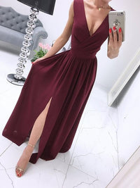 Elegantes, fließendes Chiffonkleid mit V-Ausschnitt und seitlichen Schlitzen für besondere Anlässe in Bordeaux